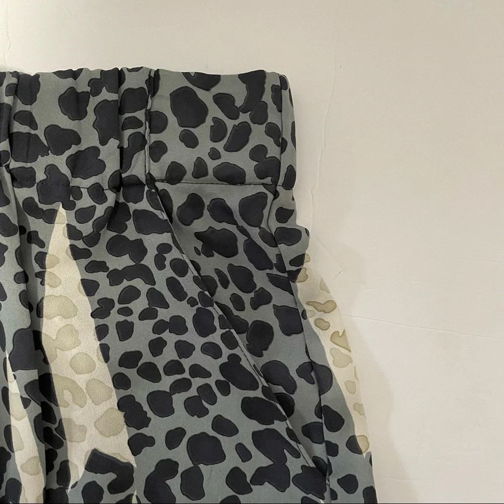 CAbi Skin Print Bella Skirt Style 401 Size‎ Small Animal Print Cream Gray